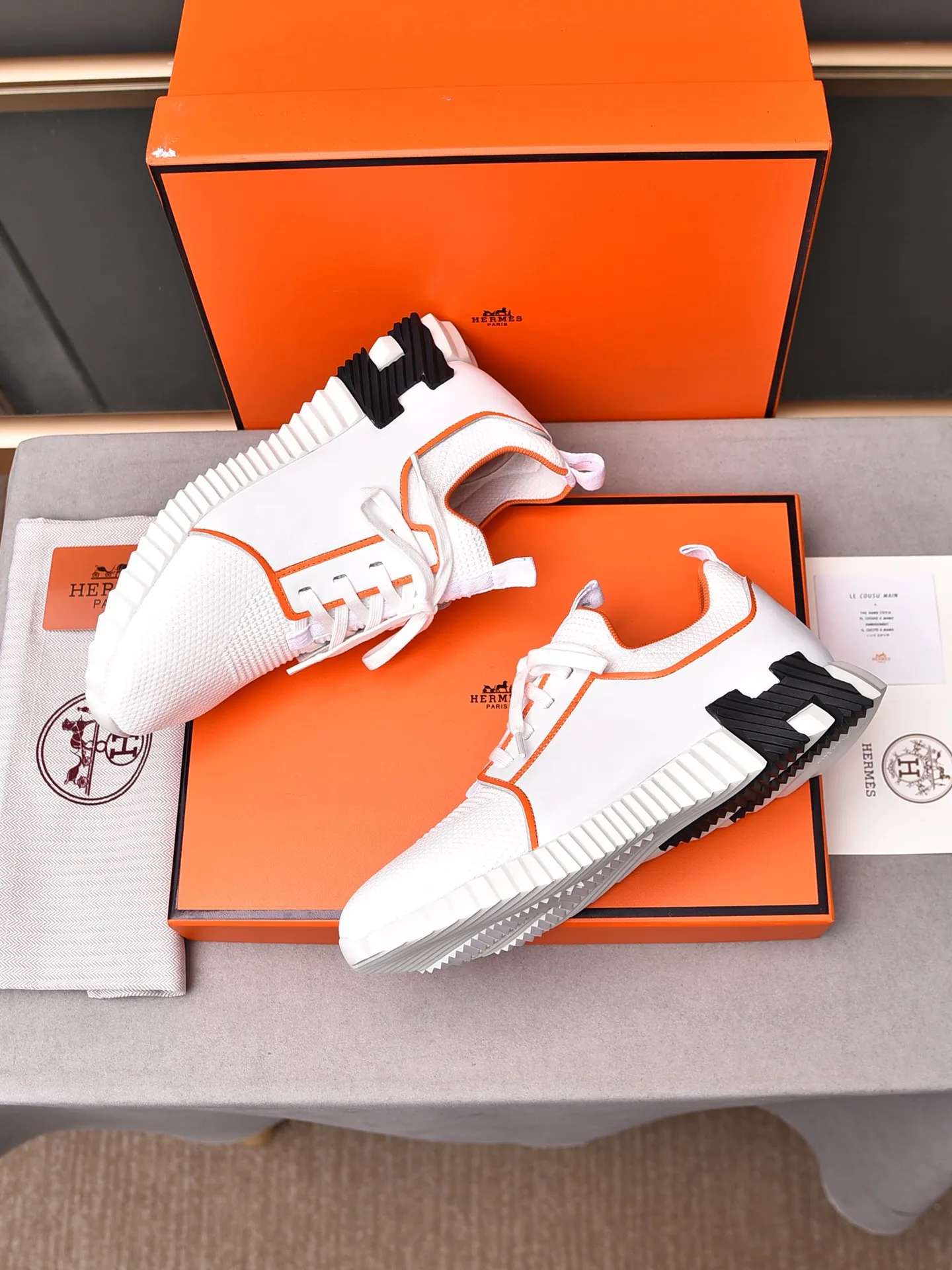 Factory price PP600 [Hermes] fe new arrival~ New Bouncing sneakers are the most comfortable shoes from Hermès, no one else⃣️. They are very light on the feet and look great. You won’t feel tired even when you go shopping and running around. 👍 Very light and comfortable, very light, suitable for both sports and leisure, and feel great when you step on them! It’s up to you to choose, there’s always what you want~ ✔️Fabric: Imported first-layer cowhide + high-elastic fly weave ✔️Inner lining: Imported water-dyed cow lining ✔️Outsole: Seamless combination of IP+TPU (multi-color letters) German technology irradiation machine ✔️Code number: Male 38-44 (45 customized)